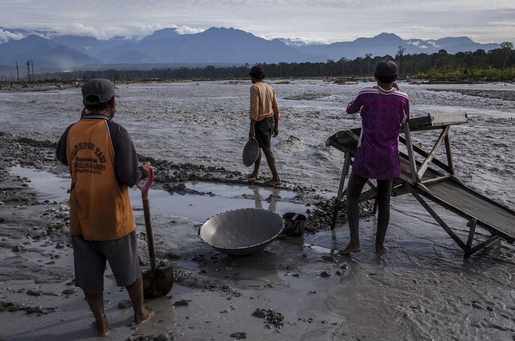 Hoạt động  khai thác vàng lậu ở Indonesia diễn ra khá phổ biến tại mỏ vàng lớn nhất thế giới Grasberg. Ảnh: Các phu vàng đang làm việc tại sông Aikwa, Timikia, tỉnh Papua, Indonesia. Ảnh GD